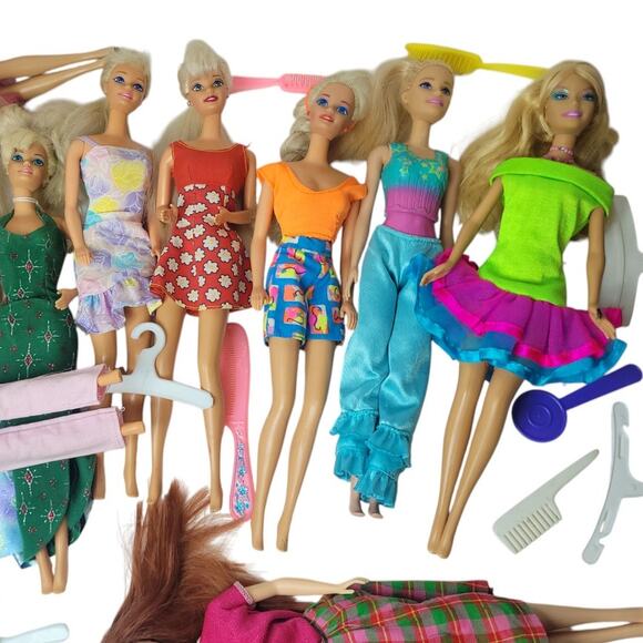 14 Vintage Barbies & a Few Accessories - Picture 2 of 15